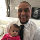 Roberto Carlos, que posa con su hija pequeña, que nació el pasado mes de julio, acaba de convertirse en abuelo a los 44 años.