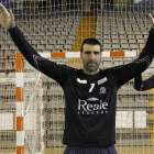 En primer término el guardameta del Reale Ademar, Rogelio Llamazares.