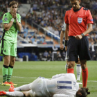 Bale, en el suelo, tras recibir un fuerte golpe durante el encuentro de Liga de Campeones. JUANJO MARTÍN