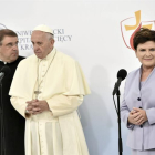 La primera ministra polaca, Beata Szydlo (d), el sacerdote Robert Wozniak (i) y el papa Francisco (c) durante una visita a un hospital universitario infantil de Prokocim (Cracovia).