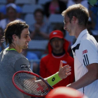 David Ferrer estrecha la mano a Floiran Mayer después de derrotarlo.