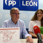 Antonio Silván, junto a Ester Muñoz, ayer en la sede del PP de León. DL