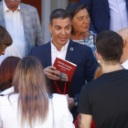 Pedro Sánchez ayer, con ciudadanos invitados al acto de apertura del curso político desde el Palacio de la Moncloa. JUAN CARLOS HIDALGO