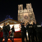 Policías franceses patrullan en un mercado navideño en Reims.
