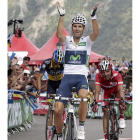 Valverde alza los brazos en señal de victoria a su llegada.