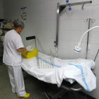Dos enfermeras preparan una sala en el centro asistencial de Fuentesnuevas.