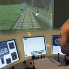 Un alumno realiza una práctica de conducción en uno de los simuladores.