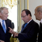 Hollande conversa con sus ministros Laurent Fabius (izquierda), Jean-Marc Ayrault (segundo por la izquierda), Jean-Yves Le Drian (segundo por la derecha) y Manuel Valls (derecha), la semana pasada en el Elíseo.