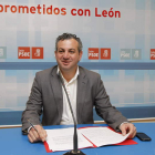 El senador Nicanor Sen ofreció ayer una rueda de prensa en la sede del PSOE en León.