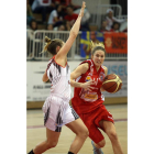 Anna Gómez entra a canasta ante una rival.