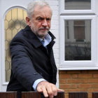 El lider de los laboristas, Jeremy Corbyn, saliendo de su domicilio en Londres.