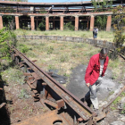 Francisco Arias, miembro del Instituto de Estudios Bercianos, inspeccionaba lo que queda del puente giratorio de los viejos talleres de La Placa, saqueados por los ladrones de chatarra, el pasado 12 de mayo.
