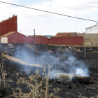 Aspecto que presentaban ayer las áreas quemadas en la zona norte de la ciudad, después del incendio. FERNANDO OTERO PERANDONES
