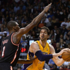 El central de Los Ángeles Lakers Pau Gasol defiende un balón del central de Miami Heat Chris Bosh
