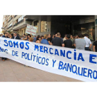 Más de medio centenar de indignados, obreros de LM y Friger, ante el hotel donde se había convocado la reunión con el comité.