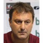 El punta Rubén Sobrino trata de marcharse de Vujadinovic en una acción del partido disputado ayer en El Toralín.