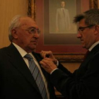 El alcalde Francisco Fernández impone la Insignia de Oro de la ciudad al presidente de Cruz Roja, An