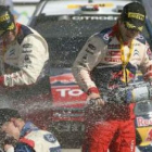 Loeb celebra su triunfo con su copiloto Daniel Elena.