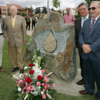 El alcalde de Valverde y el presidente de La Hermandad de donantes con la escultura.