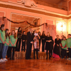 Miembros de la Junta Local, artistas y voluntarios de la gala benéfica de la AECC.
