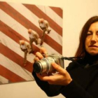 Esther Santás, con su cámara, ante una de las imágenes de la muestra del campus.
