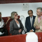 La hija, la viuda de Perelétegui, Cabañeros y Cayón, ayer, en el descubrimiento de la placa.