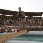 Un astur trata de completar con equilibrio el paso de la piscina con tres sandías. MARCIANO