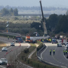 Las grúas retiran el autocar siniestrado, ayer en Freginals.