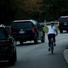 Juli Briskman, en bicicleta, en el momento que le dedicó una peineta a Trump, el 28 de octubre en Washington.