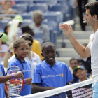 Novak Djokovic saluda a unos niños en la pista Arthur Ashe de Flushing Meadows.