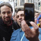 Pablo Iglesias se hace un selfie con trabajadores subcontratados de Telefónica en huelga, este viernes en Madrid.