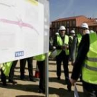 Miguel Alejo en su visita a las obras de la Ronda Este en Villaobispo de las Regueras