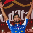Fernando Gaviria celebra el triunfo en el podio del Giro.