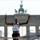 El keniata cruza la línea de meta y gana la maratón de Berlín.