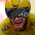 El ciclista británico Christopher Froome del Sky celebra su victoria al llegar al final de la carrera de la decimoctava etapa de la 103ª edición del Tour de Francia, de 17 kilómetros, que se disputa entre Sallanches y Megéve, en Francia, hoy.