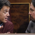 Íñigo Errejón y Pablo Iglesias discuten durante el pleno del Congreso celebrado ayer. JUAN C. HIDALGO