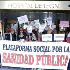 La Plataforma Social para la Defensa de la Sanidad Pública se concentra ante el Complejo Asistencial de León para protestar por el cierre de camas durante la temporada estival.