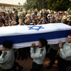 Varios soldados israelíes llevan el féretro de su compañero muerto este fin de semana.