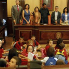 Los niños con las autoridades en el antiguo consistorio.