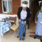 Tomás Martínez, con la cabeza vendada, enseña el pantalón roto y ensangrentado junto a su madre.