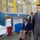 Óscar López, en su visita al centro de lavandería de Fundosa de la Fundación Once.