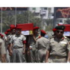 Soldados egipcios, el martes en El Cairo, durante los funerales por los policías fallecidos en el atentado del Sinaí.