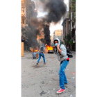 Manifestantes lanzan piedras durante las protestas en El Cairo.