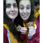 Las jugadoras leonesas exhiben con orgullo las medallas de oro conquistadas.