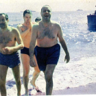 Fraga se bañó con el embajador norteamericano Angier Biddle Duke y sus ayudantes en Palomares.