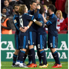 Los jugadores del Real Madrid celebran su apurado triunfo ante el Granada. molina