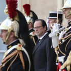 Hollande, rodeado de guardias, mientras espera la llegada del primer ministro finlandés, en el Elíseo, este miércoles.