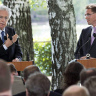 Mario Monti y el primer ministro finlandés, Jyrki Katainen, comparecen ante los medios.