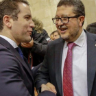 El secretario de organización del PP, Teodoro García Egea, estrecha la mano del líder de Vox en Andalucía, Francisco Serrano, este jueves, en el Parlamento.