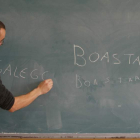 Un profesor de gallego escribe en la pizarra en una de sus clases, en una imagen de archivo. ANA F. BARREDO